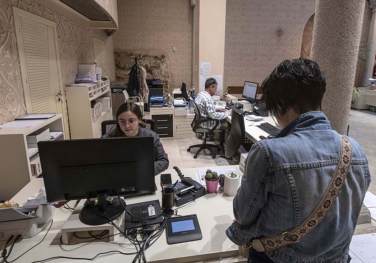 Trabajadores de la oficina de recaudación tributaria de la Diputación de Segovia.