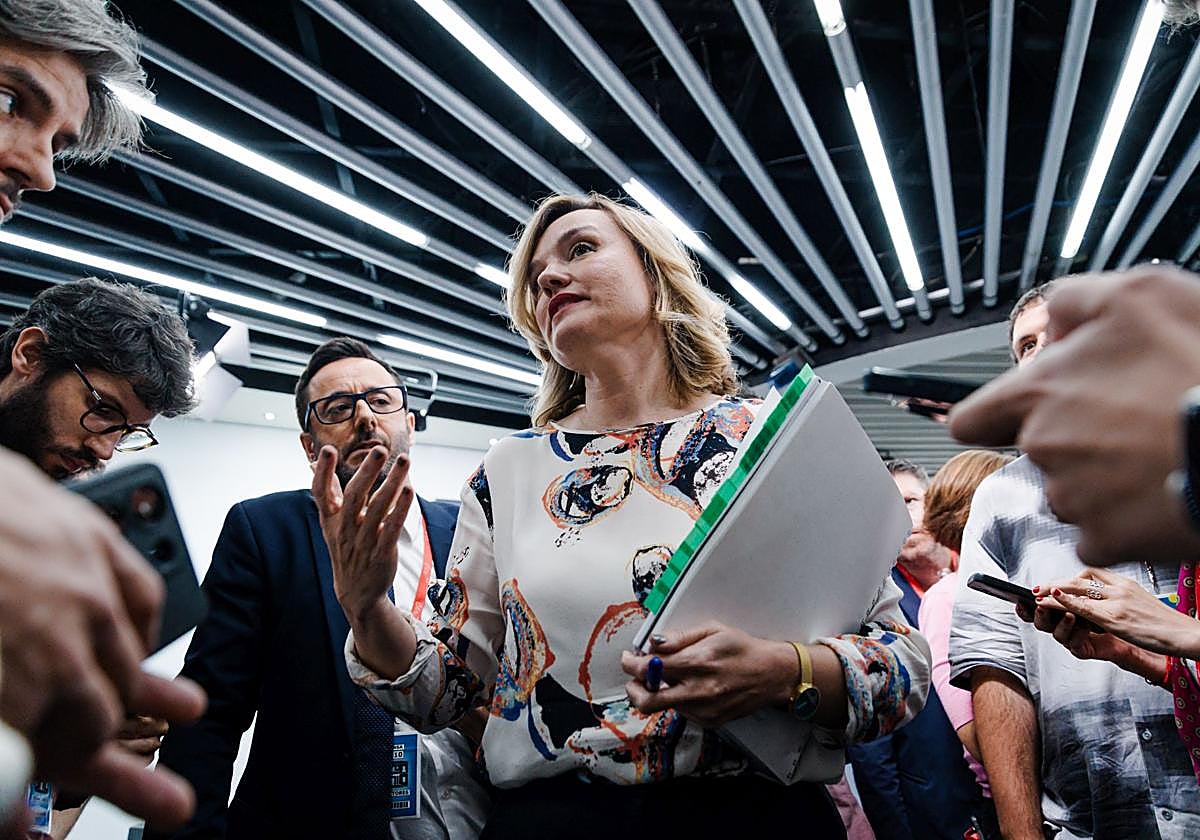 La ministra Portavoz, Pilar Alegría, habla con los periodistas a su salida de una rueda de prensa posterior a la reunión del Consejo de Ministros, en una imagen de archivo.