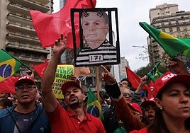 Cartel con la imagen del expresidente brasileño Jair Bolsonaro durante una manifestación contra el expresidente.
