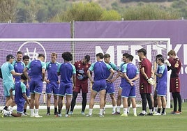 Guillermo Almada se dirige a un grupo de jugadores del Real Valladolid durante la sesión de entrenamiento del pasado lunes