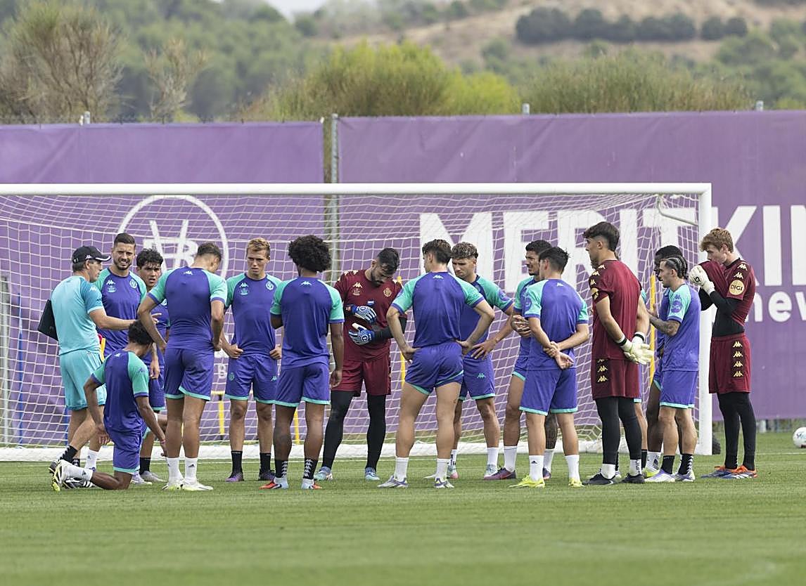 Guillermo Almada se dirige a un grupo de jugadores del Real Valladolid durante la sesión de entrenamiento del pasado lunes