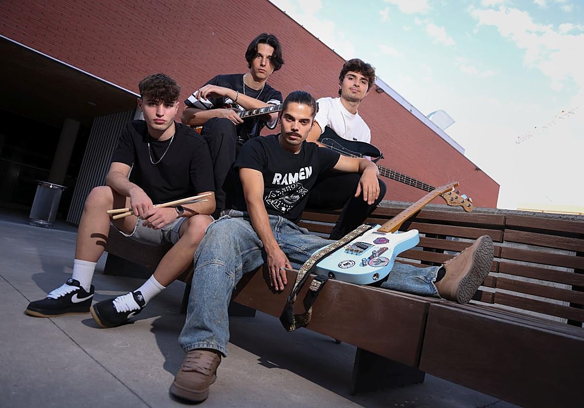 Los integrantes del grupo Salto Base, que este sábado actúan en la Plaza Mayor de Valladolid.