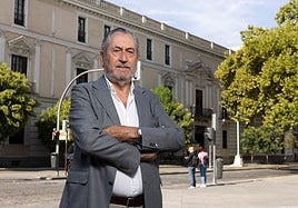 El historiador Luis Ribot, delante del Palacio Real, de Valladolid.