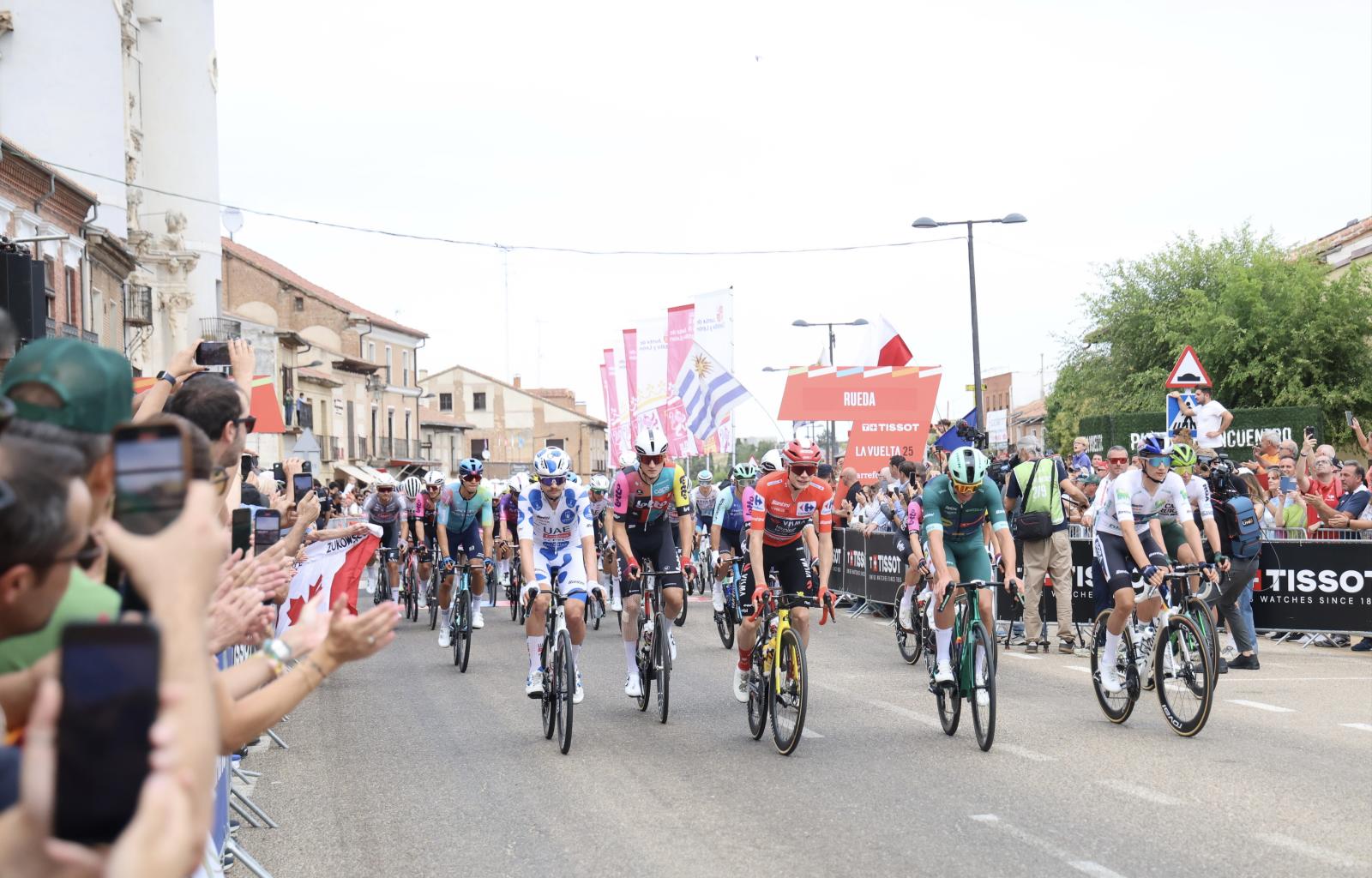 Salida del pelotón desde Rueda, durante la decimonovena etapa de la Vuelta.