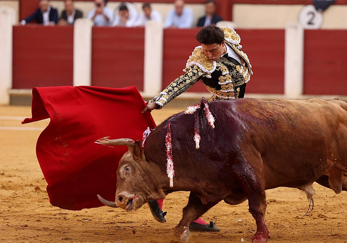 La corrida de toros de la feria de la Virgen de San Lorenzo, en imágenes