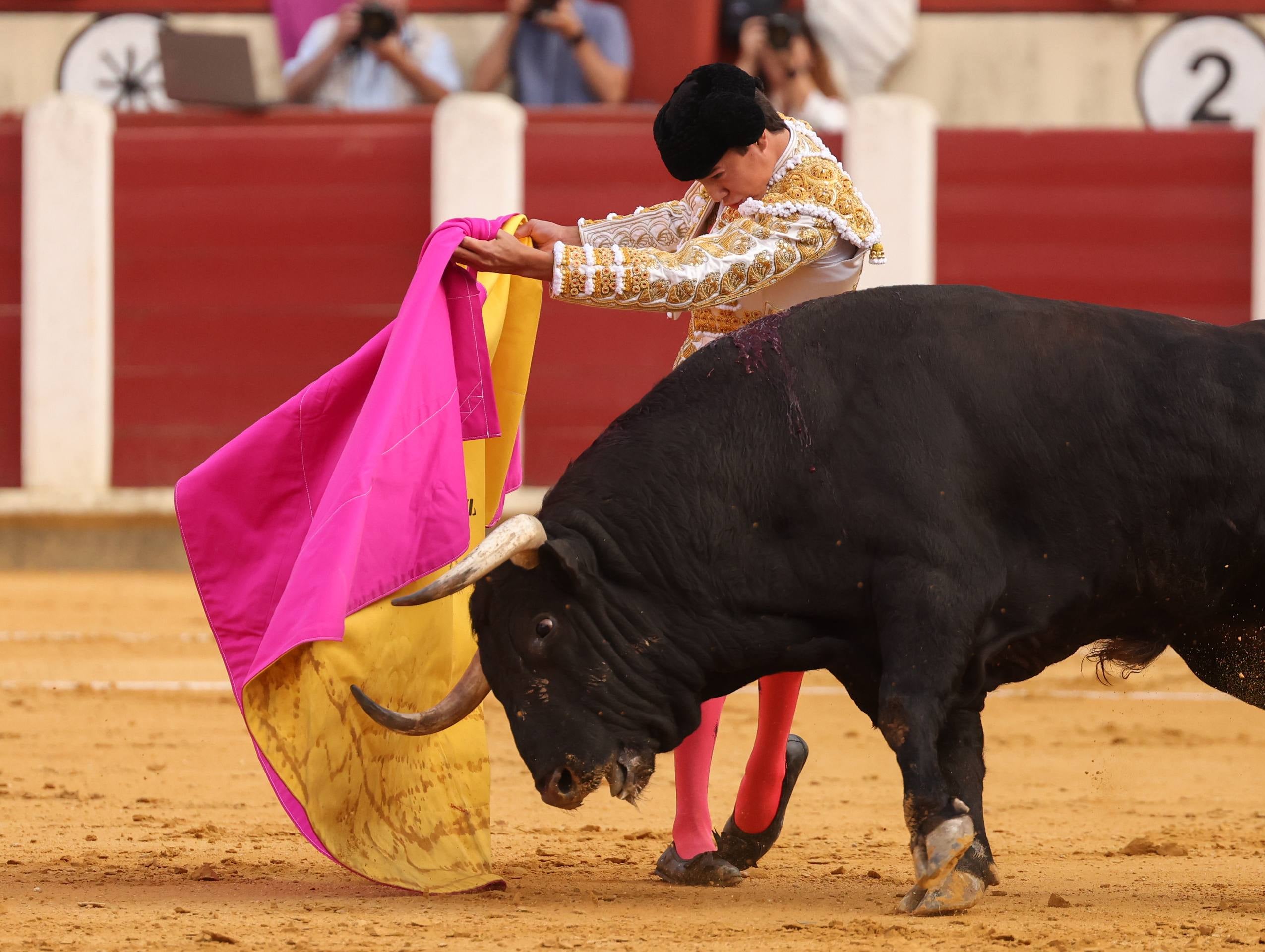 La corrida de toros de la feria de la Virgen de San Lorenzo, en imágenes