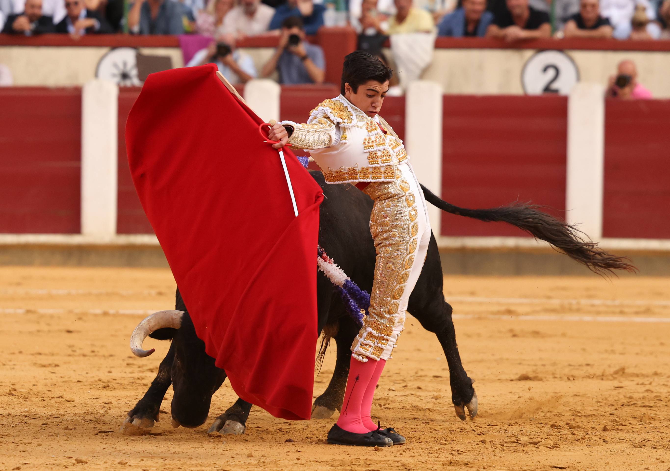 La corrida de toros de la feria de la Virgen de San Lorenzo, en imágenes
