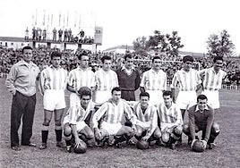 Foto que corresponde al partido matinal celebrado el 27 de septiembre de 1953, entre el Real Valladolid y el Barcelona. Con el marcador simultáneo de fondo, posan de pie: Luis Miró, Domingo, Losco, Ortega, Saso, Lolo, Matito y Paco Lesmes. Agachados: Lasala, Rabadán, Valdés, Ducasse y Benegas.