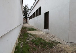 Zona exterior del centro Miguel de Unamuno sin urbanizar.