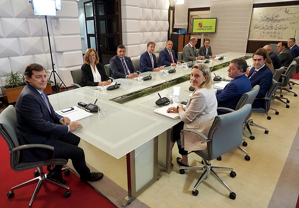 Reunión entre el presidente de la Junta, Alfonso Fernández Mañueco, y los presidentes de las diputaciones provinciales.