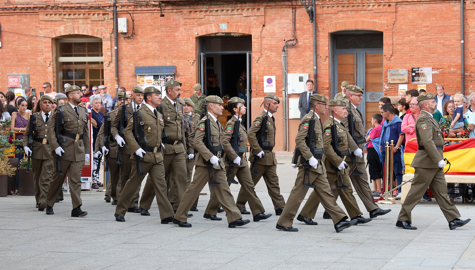 Cisneros homenajea a la bandera