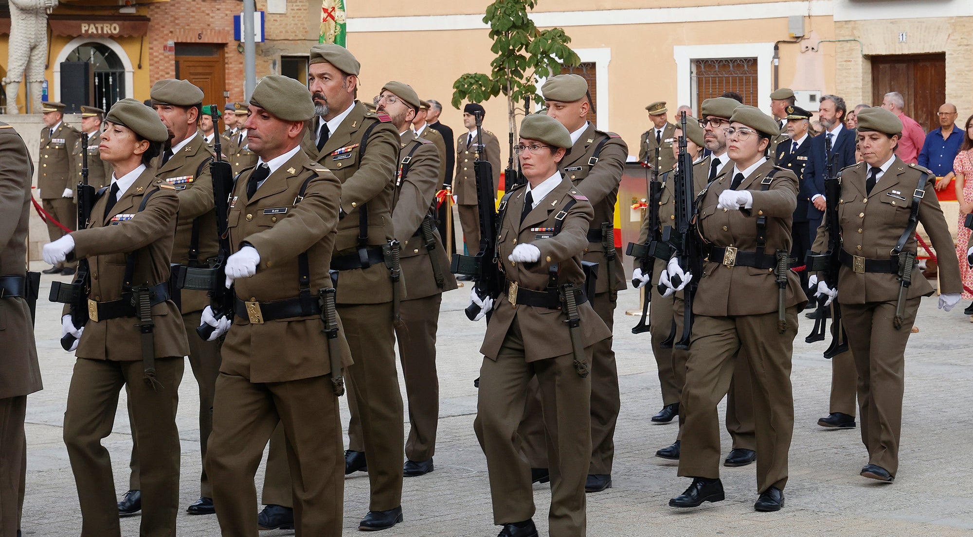 Cisneros homenajea a la bandera