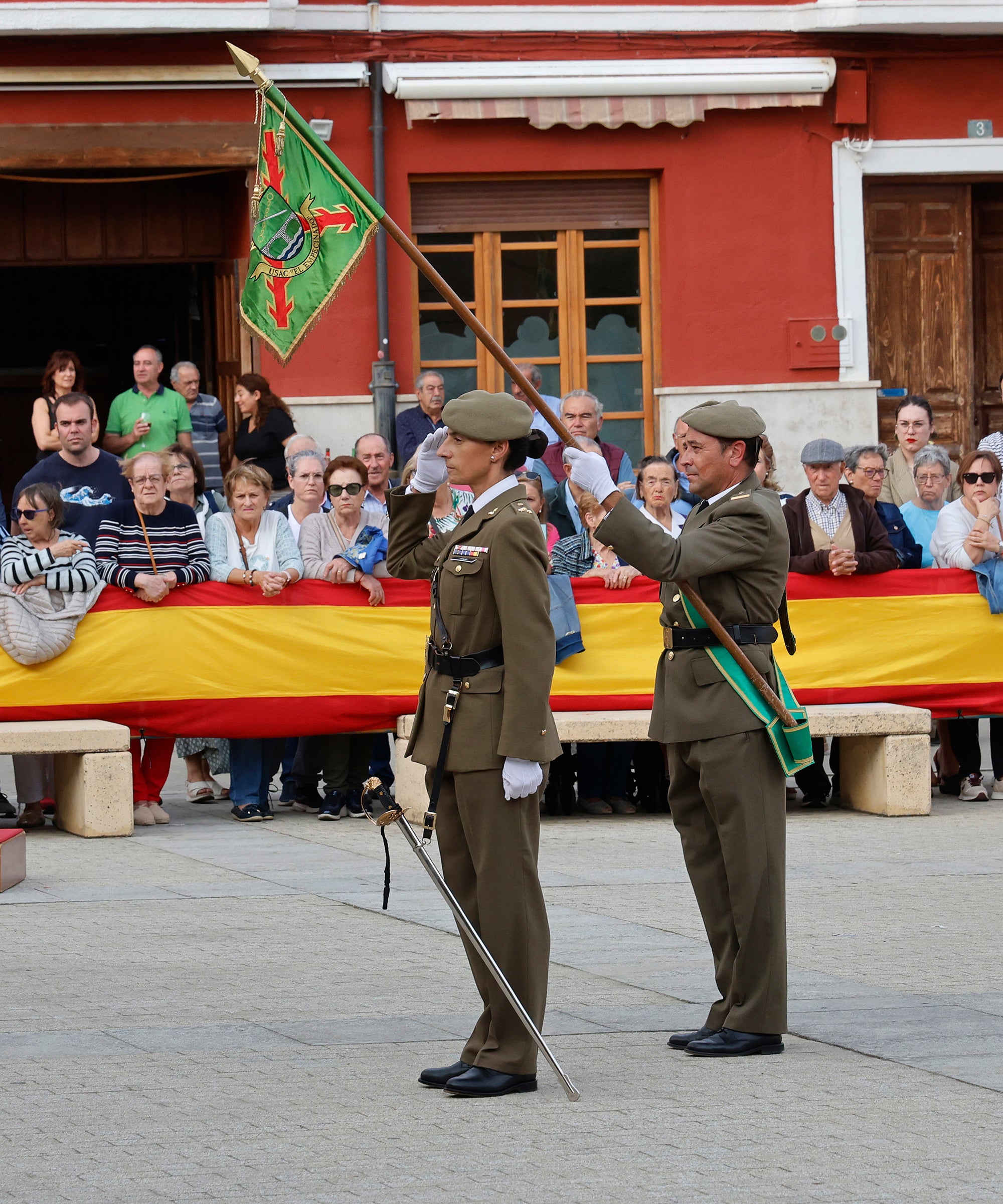 Cisneros homenajea a la bandera