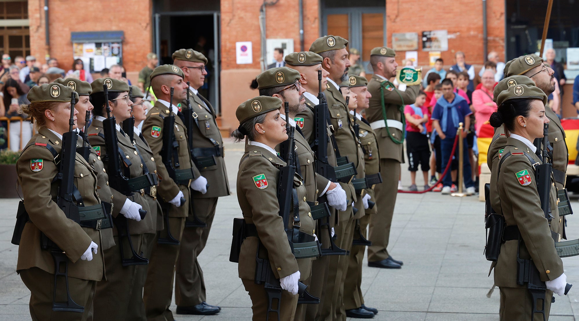 Cisneros homenajea a la bandera