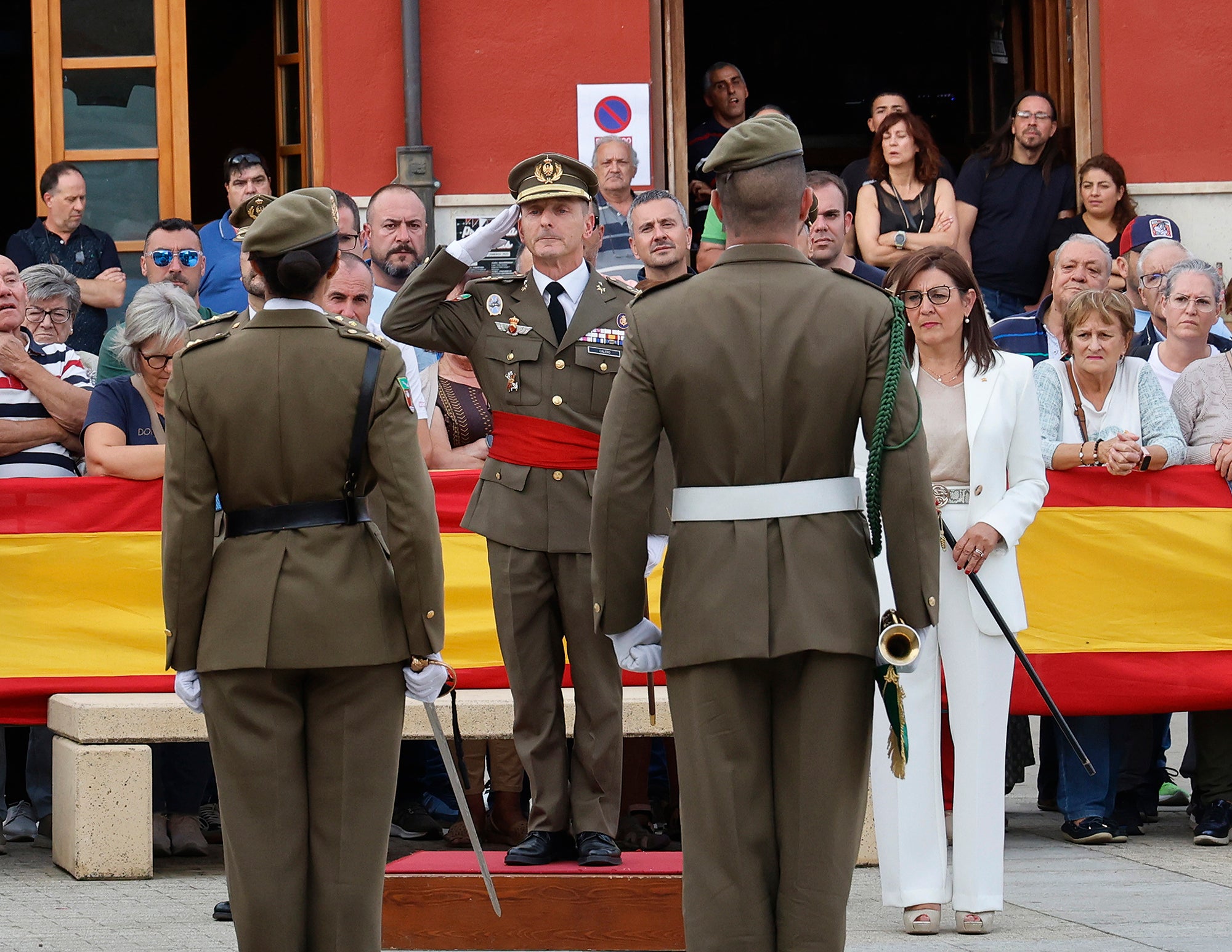 Cisneros homenajea a la bandera