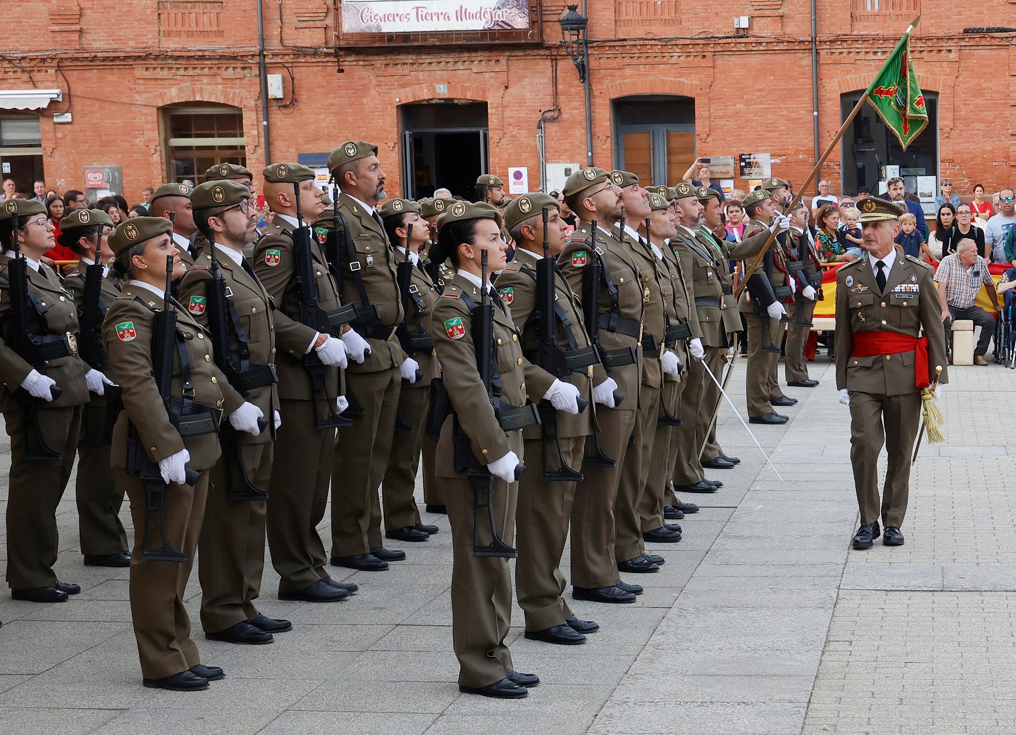 Cisneros homenajea a la bandera
