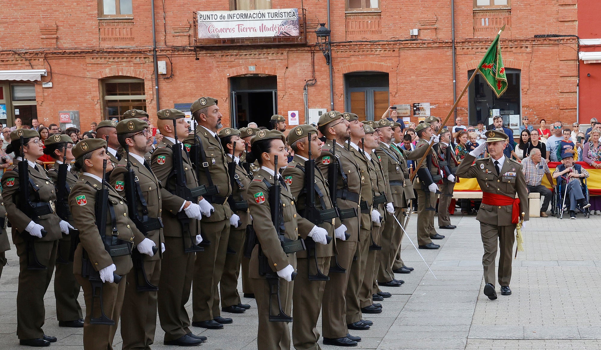 Cisneros homenajea a la bandera