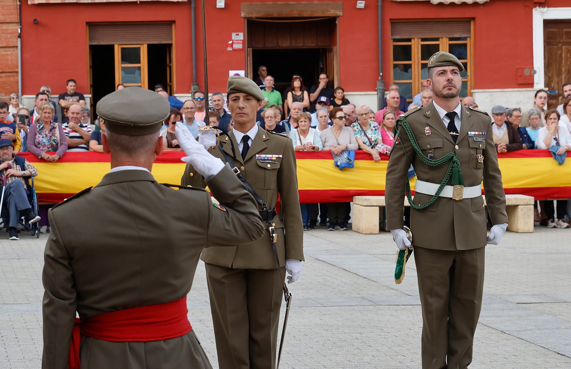 Cisneros homenajea a la bandera