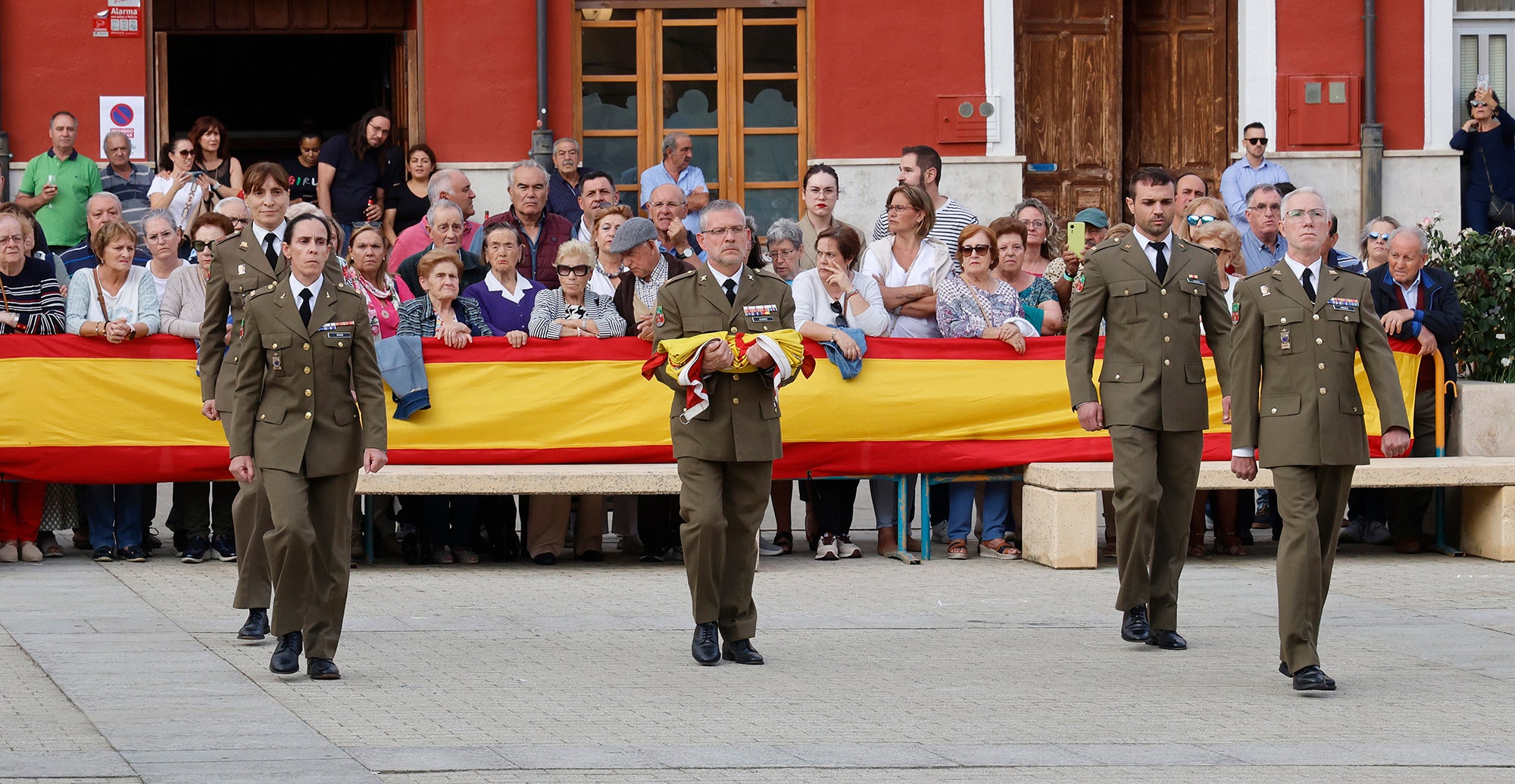 Cisneros homenajea a la bandera