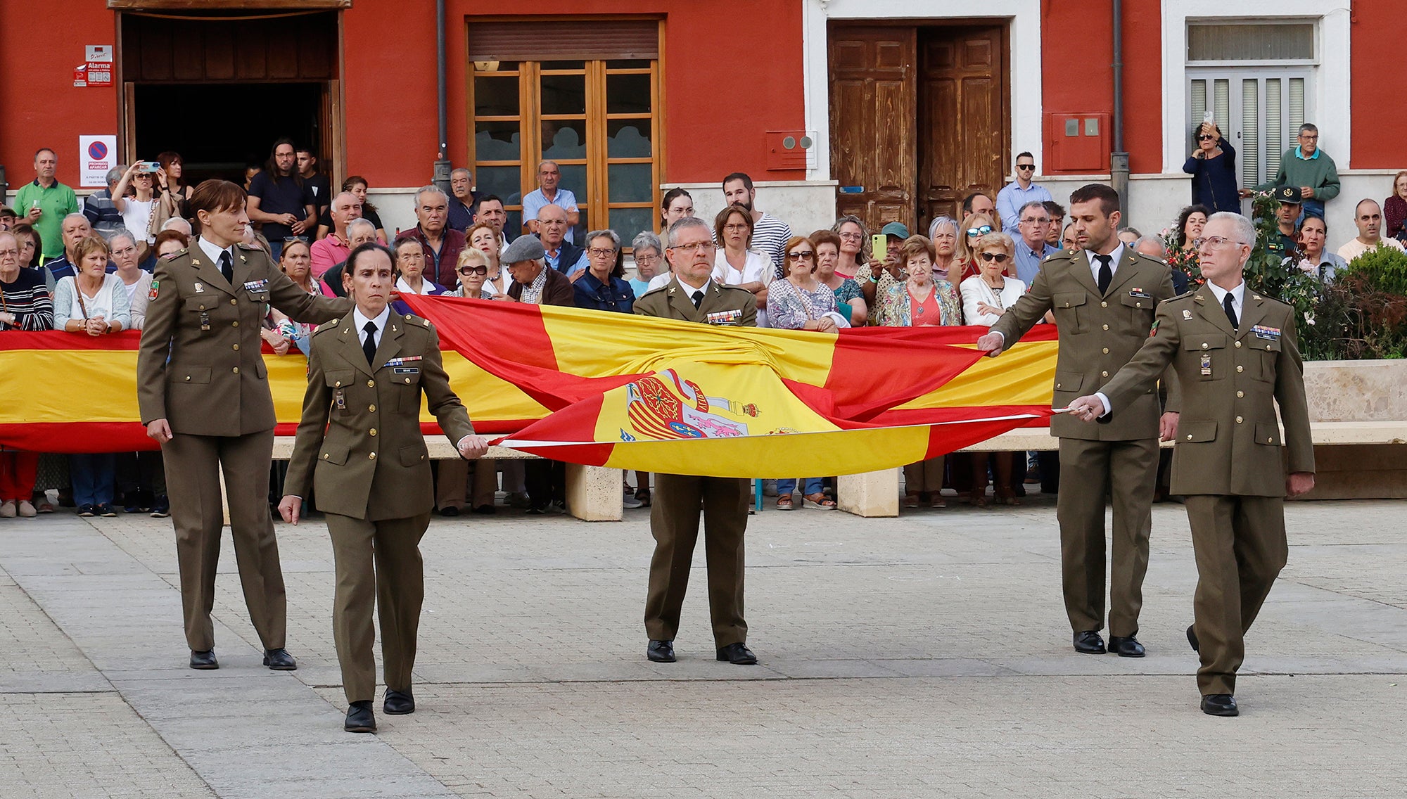 Cisneros homenajea a la bandera