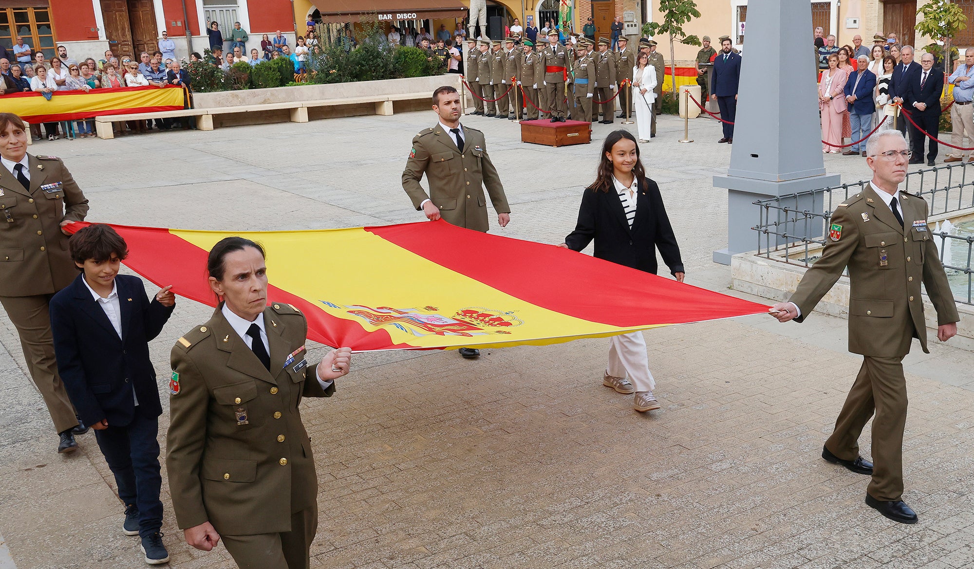 Cisneros homenajea a la bandera