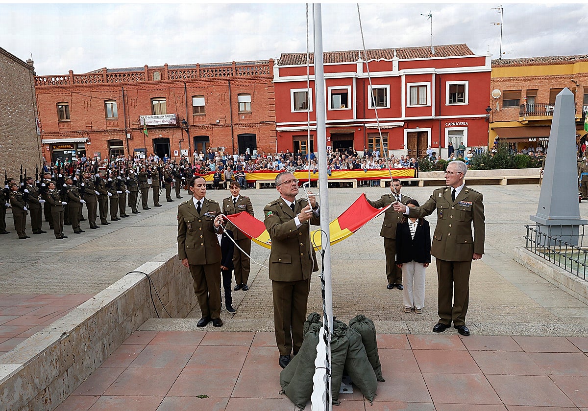 Cisneros homenajea a la bandera
