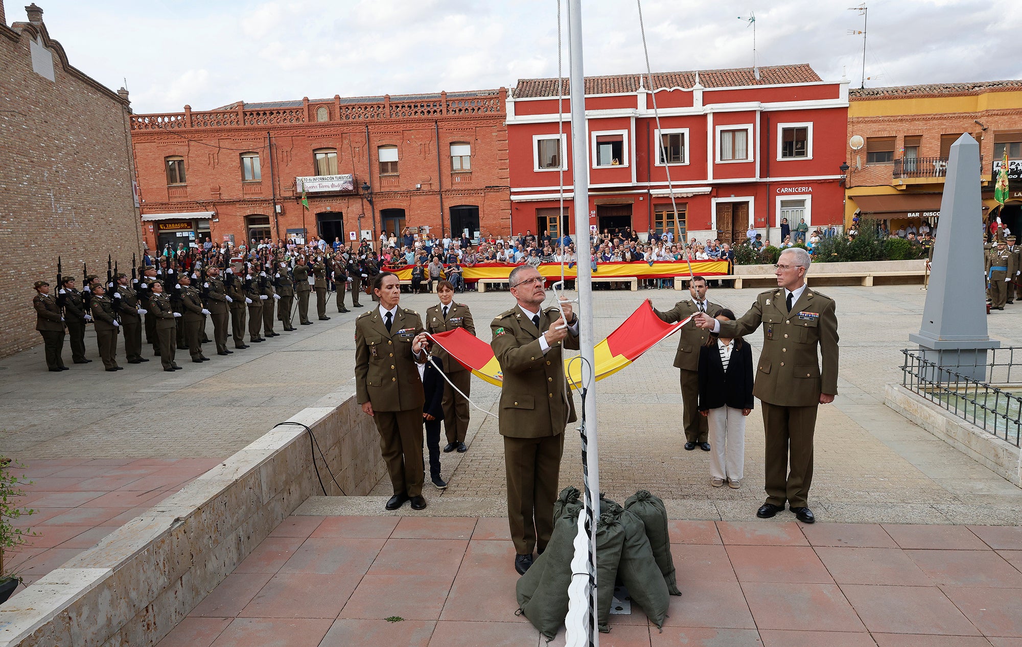 Cisneros homenajea a la bandera