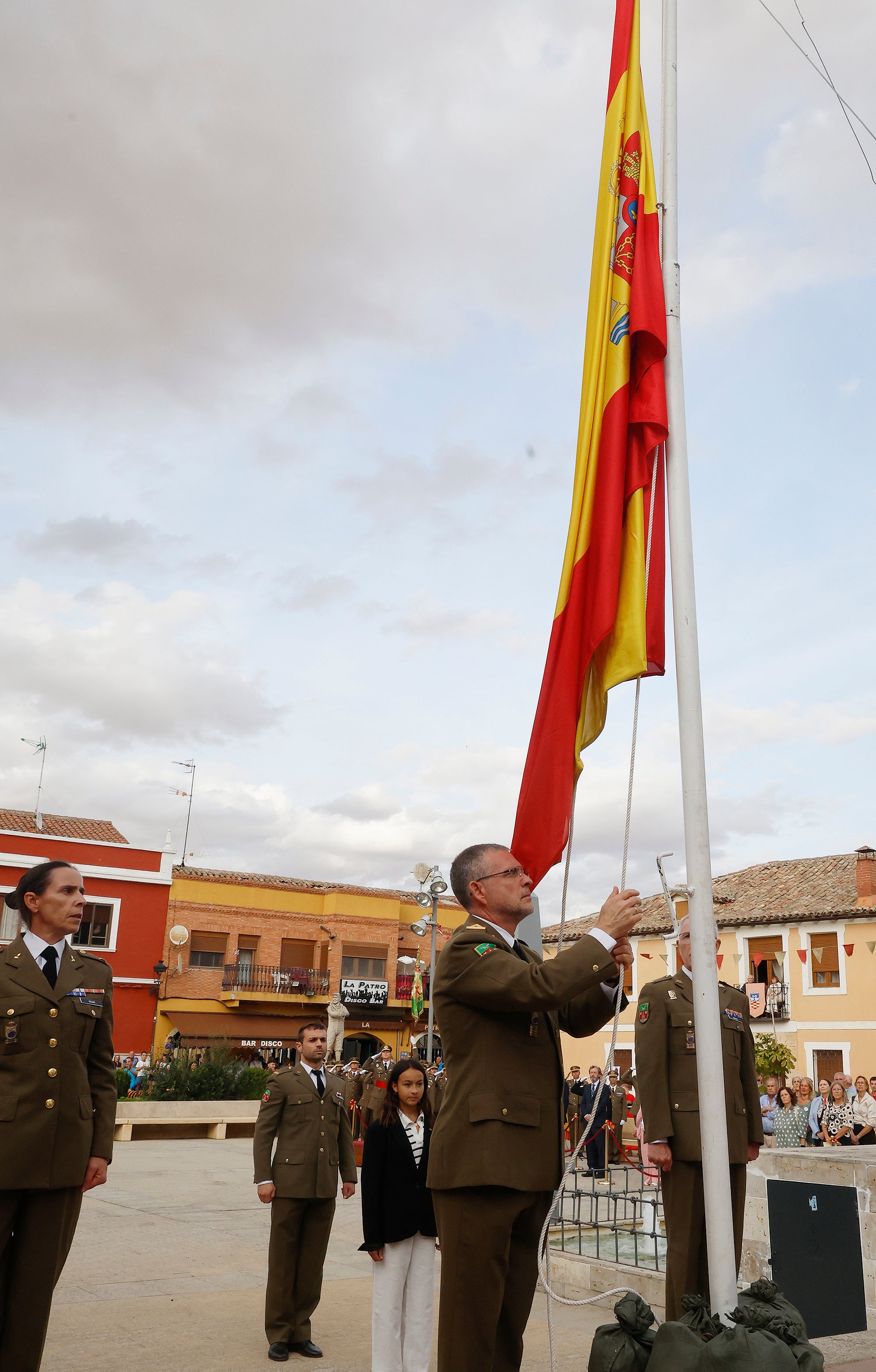 Cisneros homenajea a la bandera