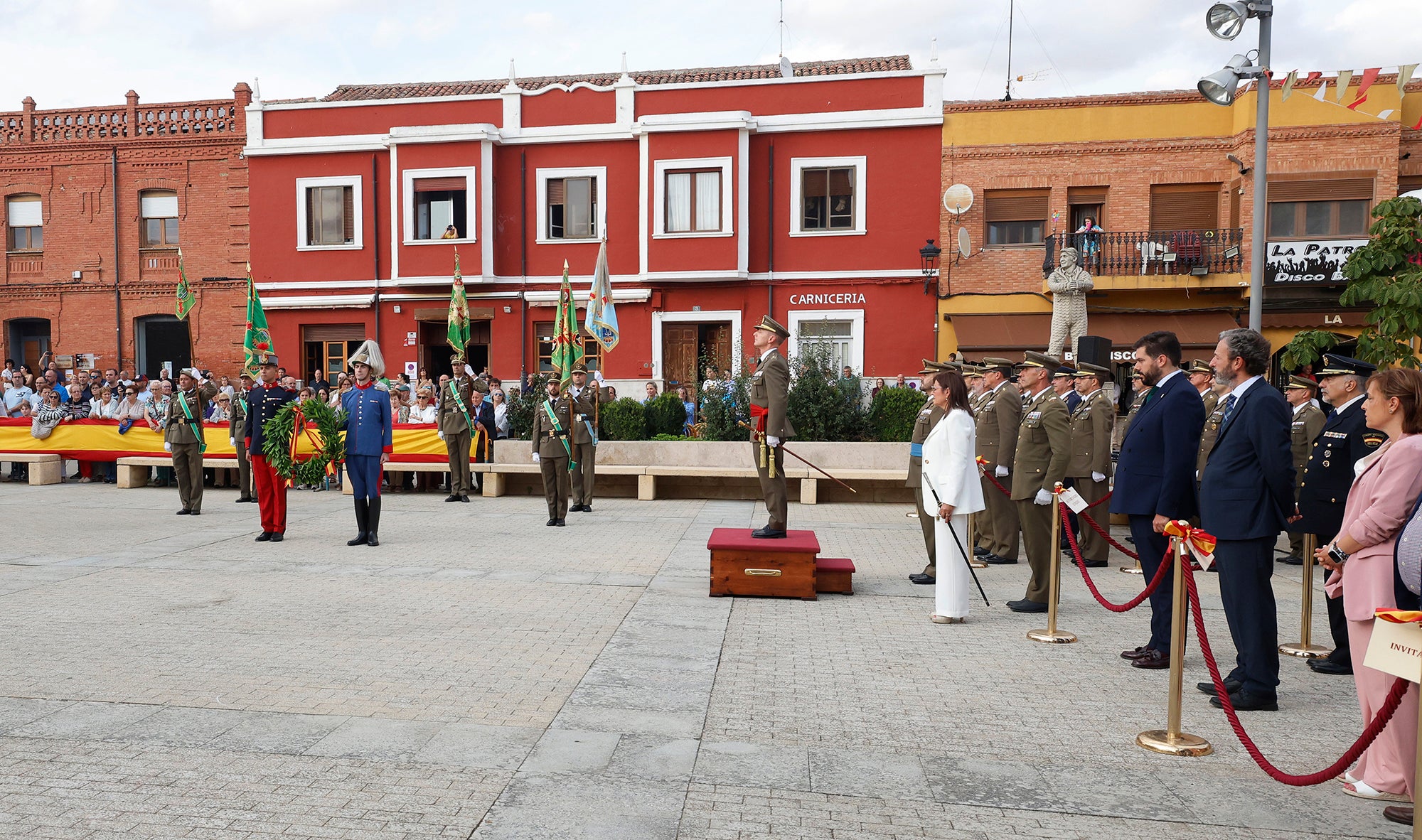 Cisneros homenajea a la bandera