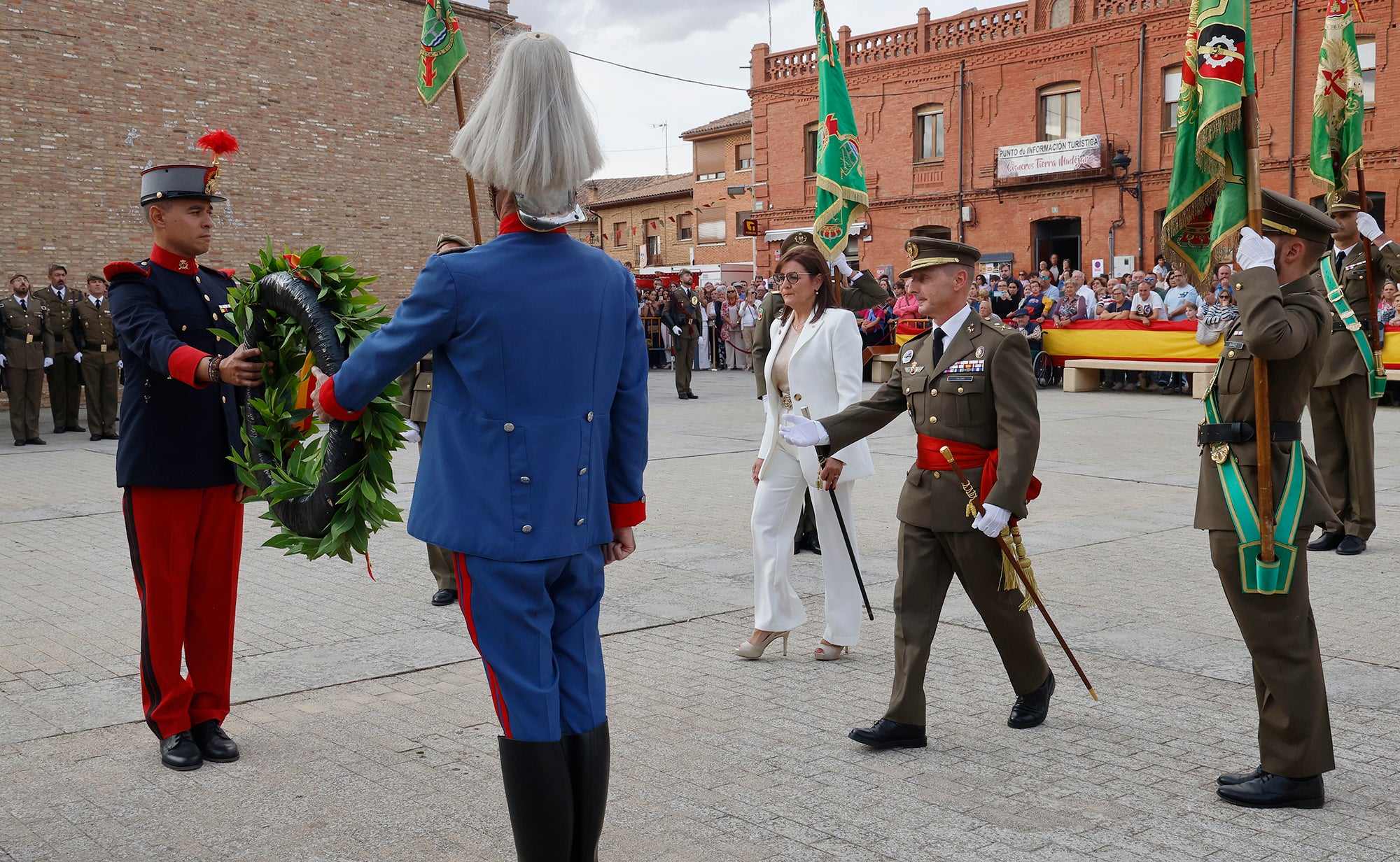 Cisneros homenajea a la bandera