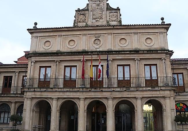 Fachada del Ayuntamiento de León.