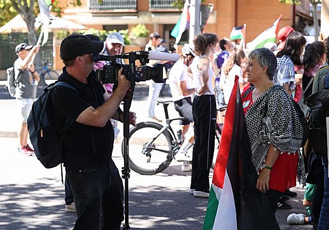 Un cámara graba a una mujer que portaba una bandera de Palestina, este jueves en Valladolid.