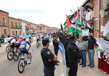 La Vuelta abandona la provincia de Valladolid entre protestas propalestinas y sin incidentes
