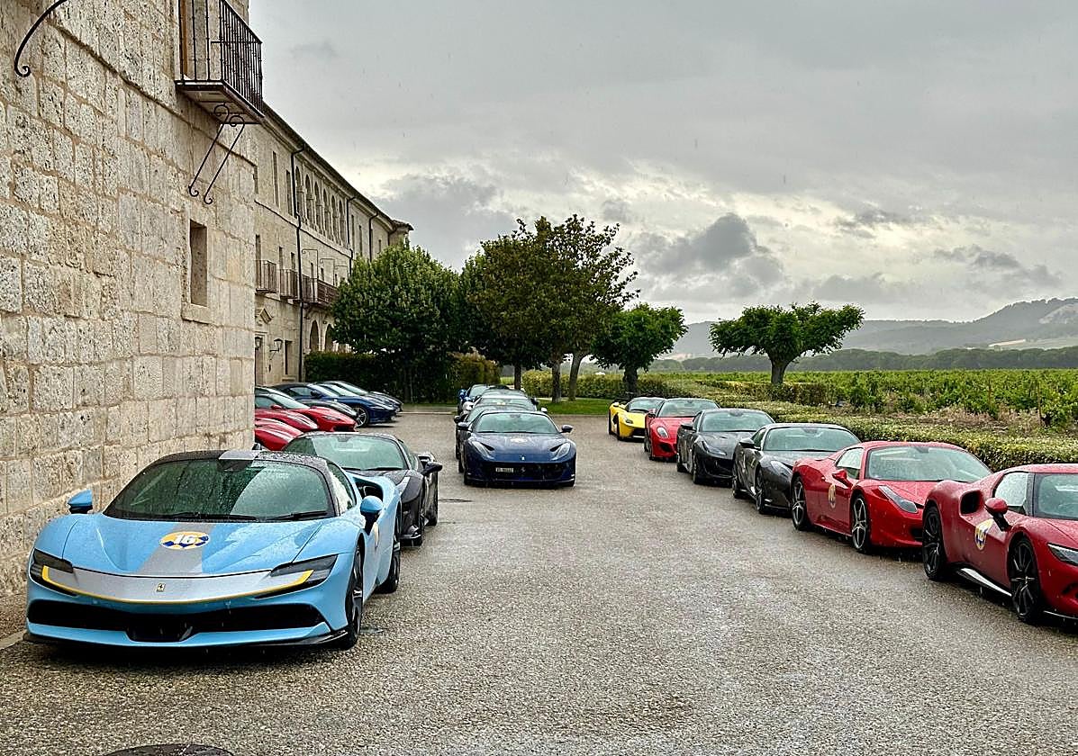 Coches deportivos de lujo estacionados en el hotel Abadía Retuerta de Sardón de Duero (Valladolid) en una imagen de archivo.