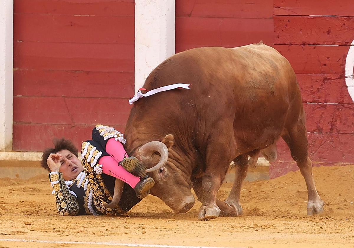 Roca Rey, en el suelo tras ser prendido por el segundo de la tarde.