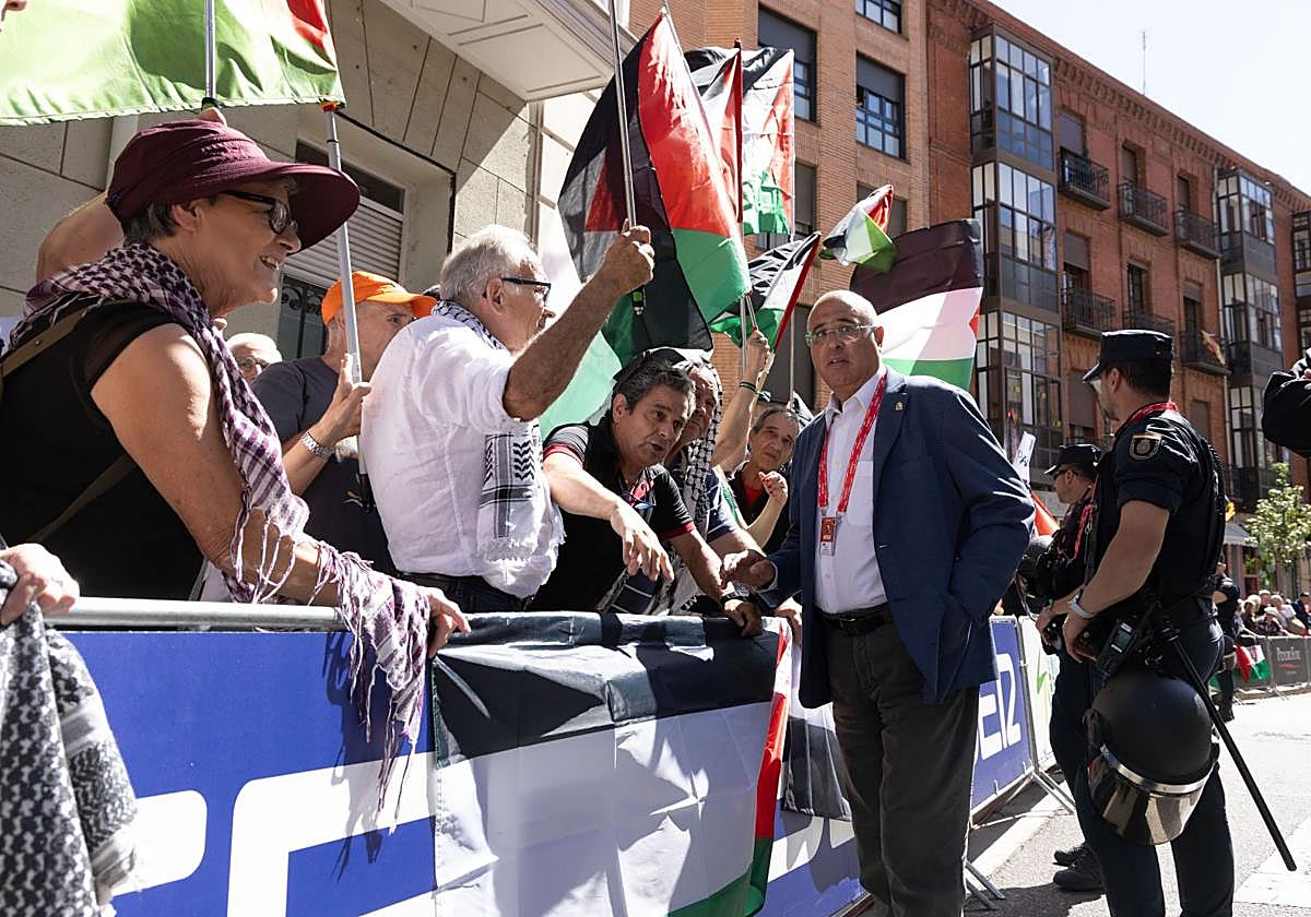 El subdelegado del Gobierno, Jacinto Canales, charla con un grupo de manifestantes antes del inicio de la contrarreloj en Valladolid.