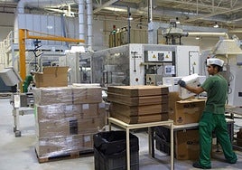Un trabajador en una fábrica exportadora en Segovia.