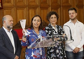 Miriam Andrés mustra el acuerdo de gobernanza y asegura haber cumplido el 95%.