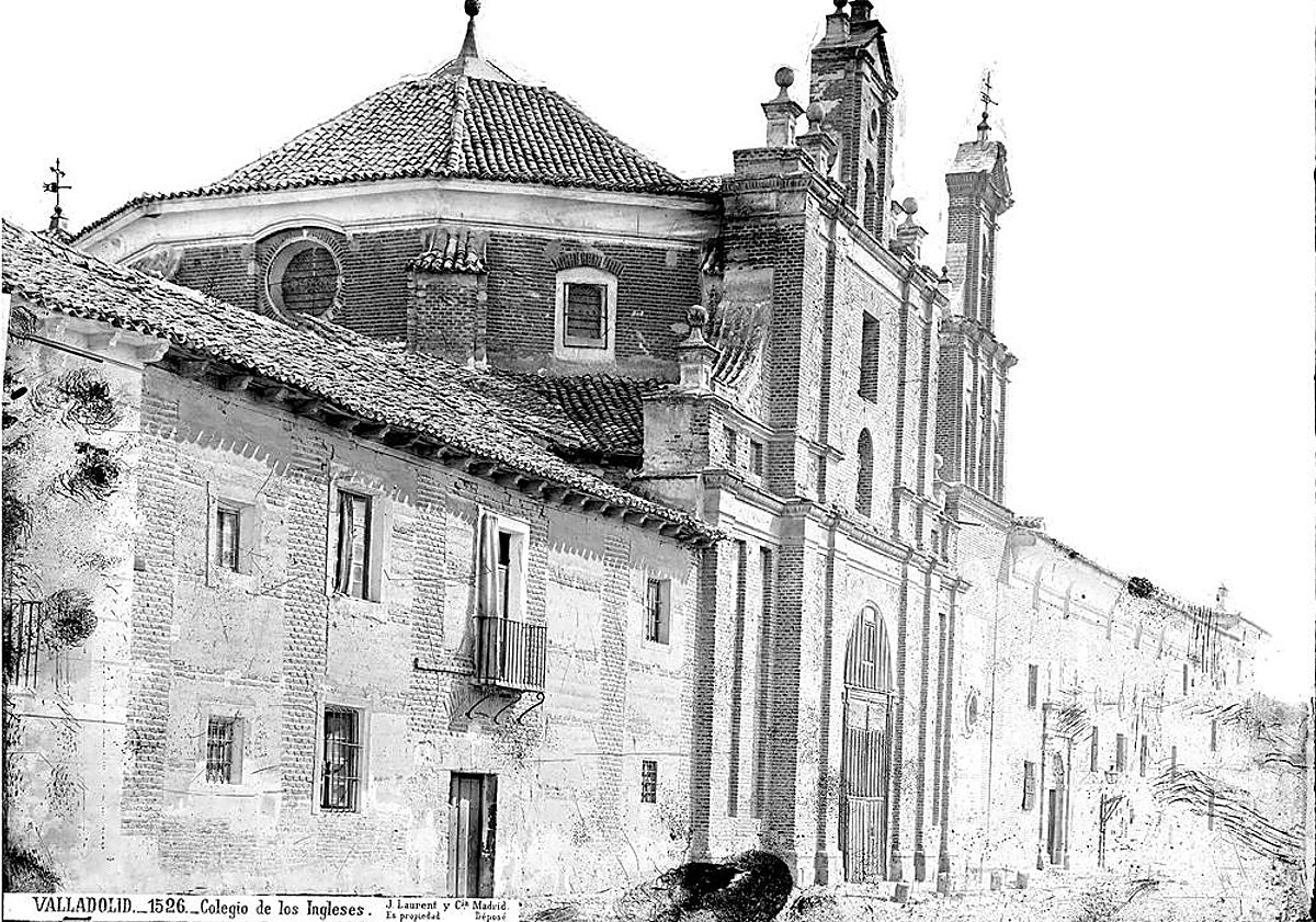 Imagen principal - Arriba, el Colegio de los Ingleses de Valladolid. Abajo, pasajes y portada del infolio de Shakespeare expurgado por la Inquisición y perteneciente, hasta 1928, a dicho Colegio.