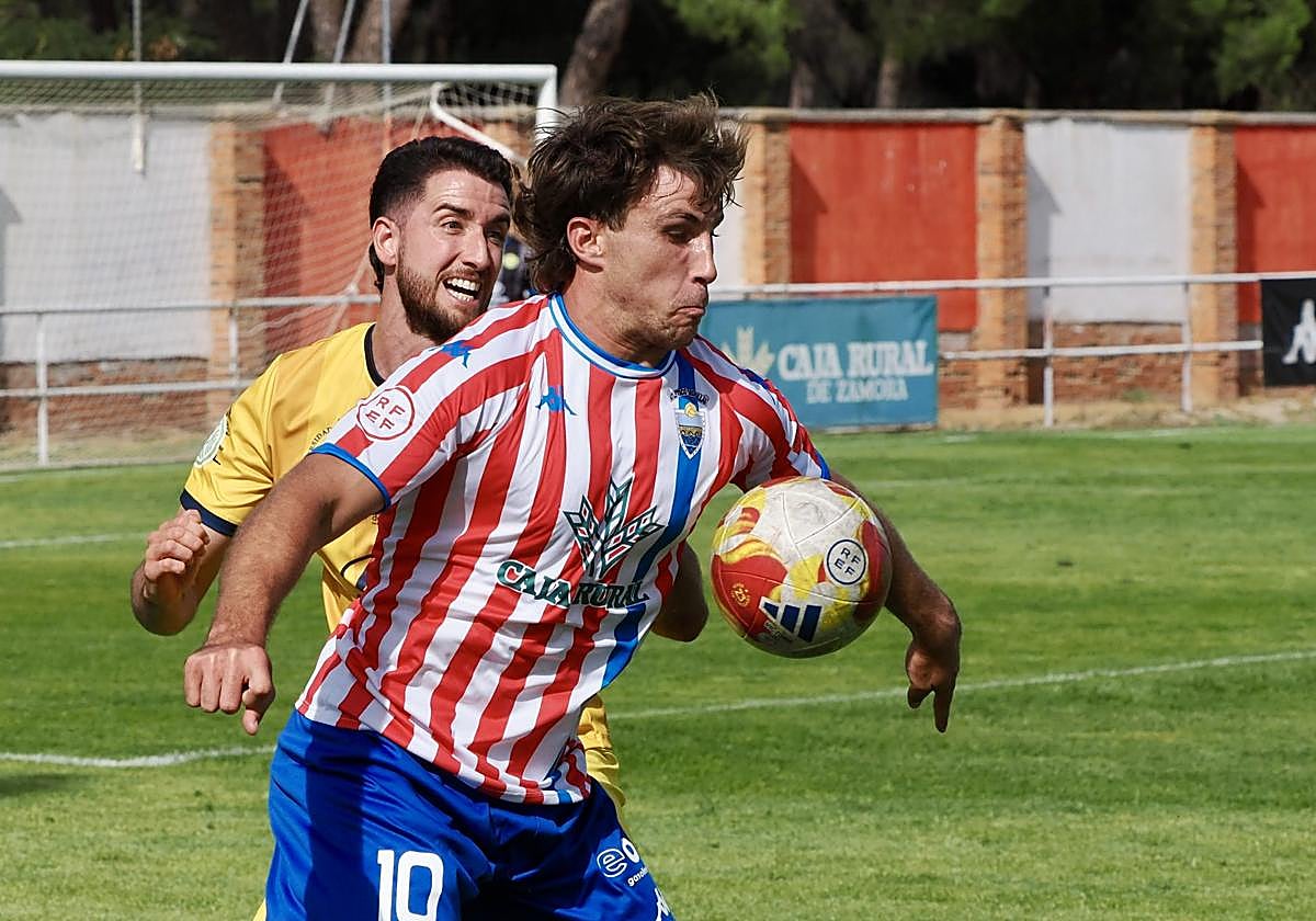 Chatún controla con el pecho, presionado por un rival abulense.