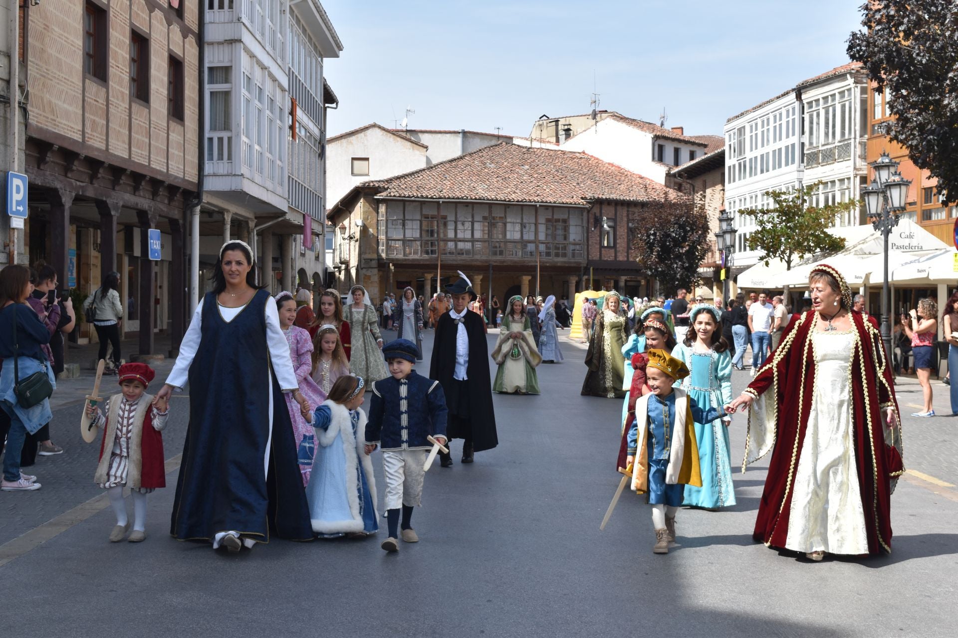Carlos I y su hermana Leonor regresan a Aguilar de Campoo