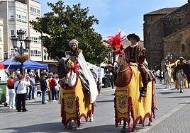 Carlos I y Leonor recrean cómo llegaron a Aguilar en 1517.
