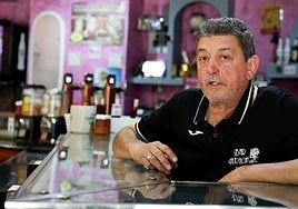 Julián Carbajo tras la barra de su bar Huracán