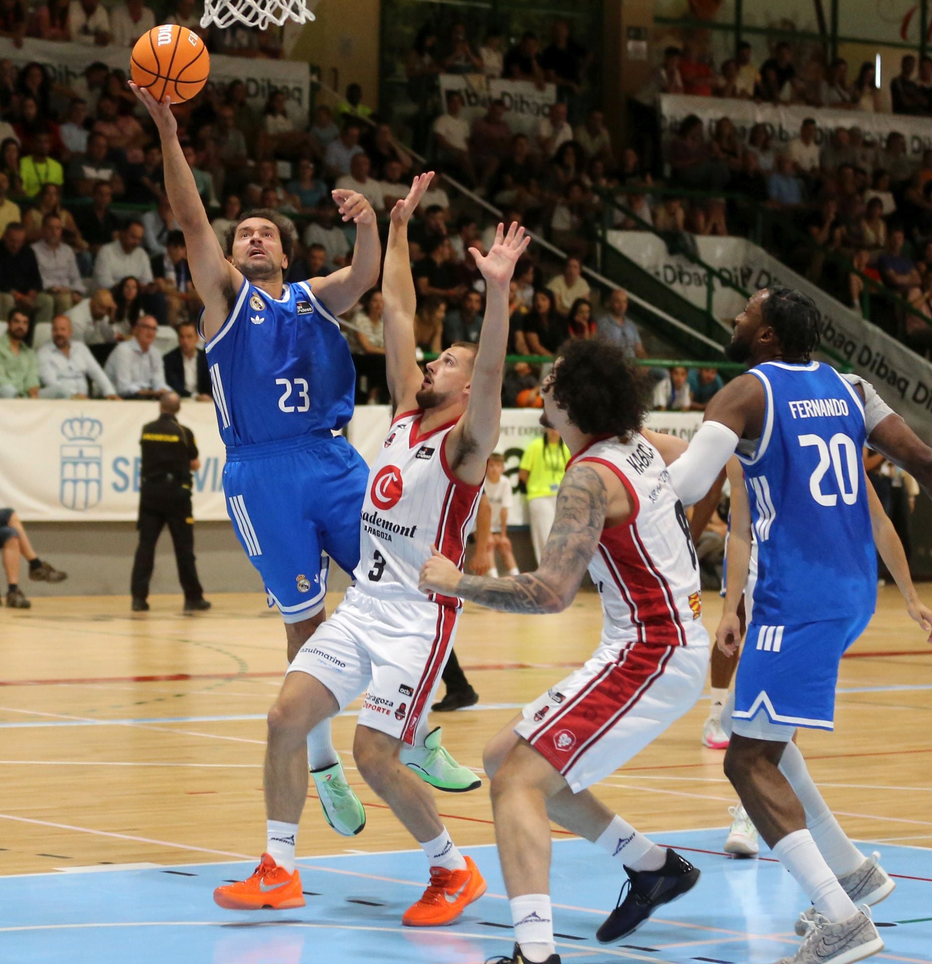 Fotos del partido de baloncesto entre el Madrid y Zaragoza en Segovia