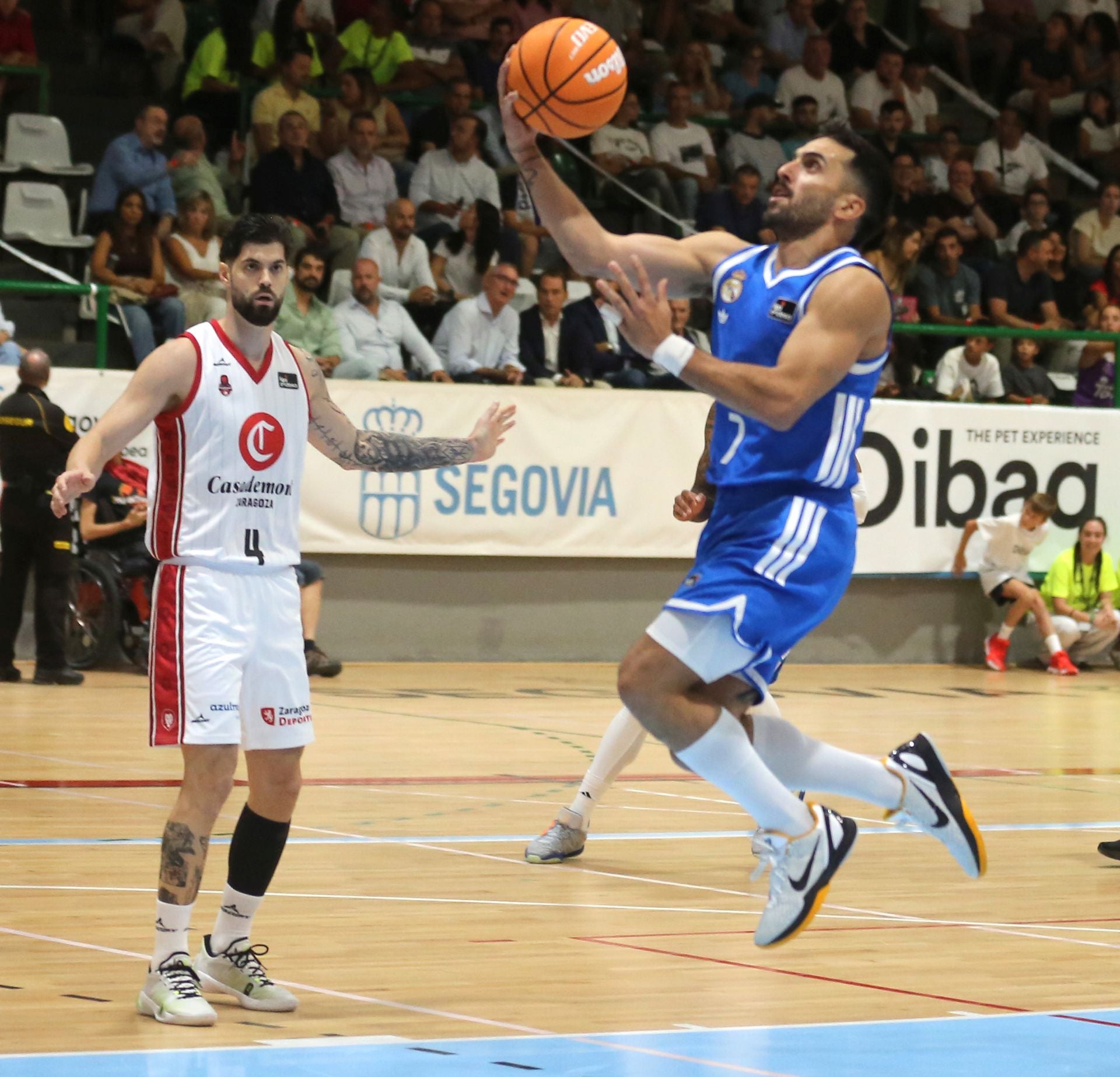 Fotos del partido de baloncesto entre el Madrid y Zaragoza en Segovia