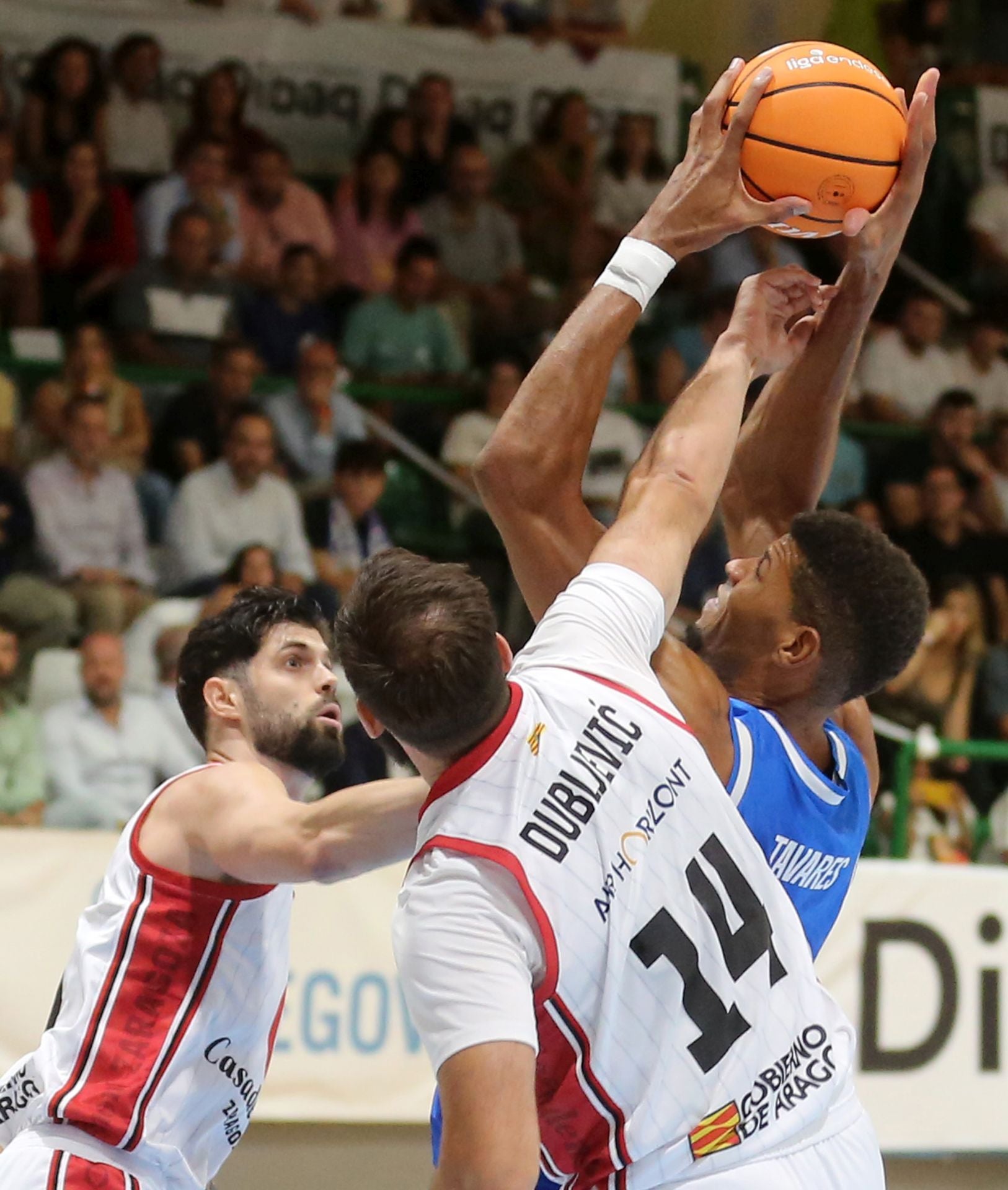 Fotos del partido de baloncesto entre el Madrid y Zaragoza en Segovia