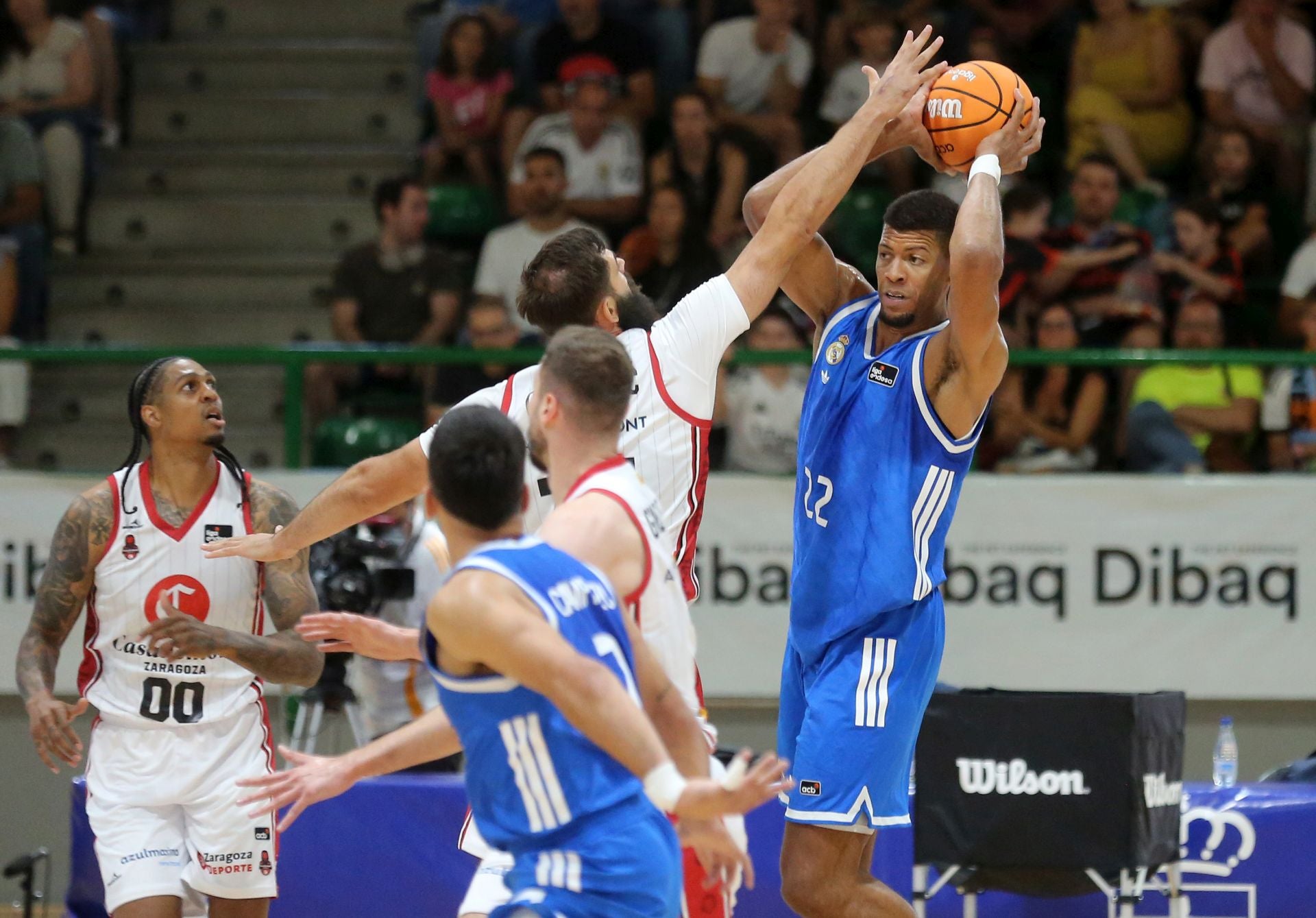 Fotos del partido de baloncesto entre el Madrid y Zaragoza en Segovia