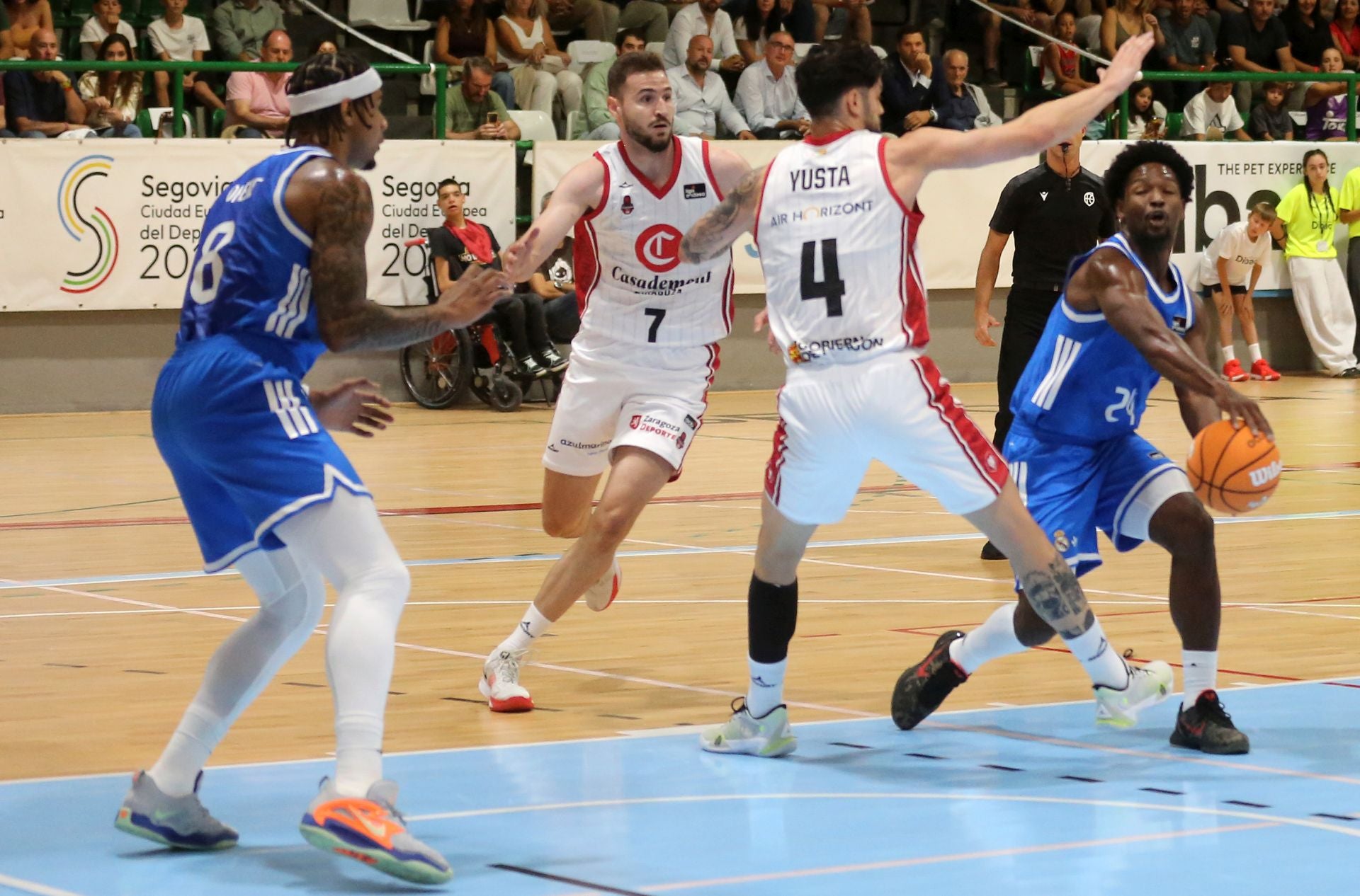 Fotos del partido de baloncesto entre el Madrid y Zaragoza en Segovia