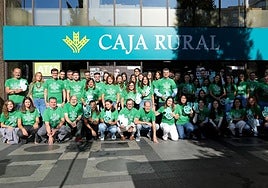 Los trabajadores con la camiseta del Día Solidario.