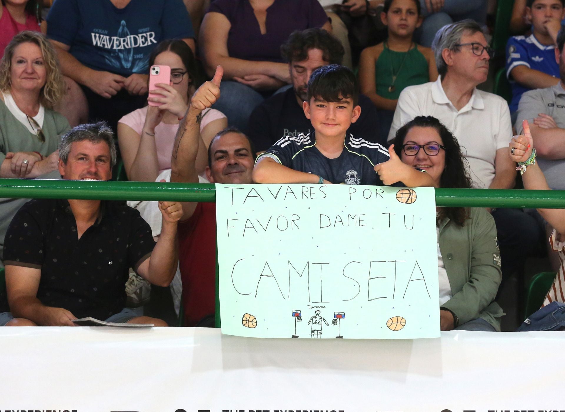 Búscate en las gradas del Pedro Delgado durante el partido del Real Madrid en Segovia